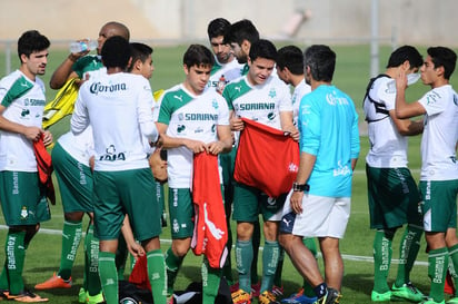 
Los jugadores santistas aprovecharon una pausa para hidratarse. (Jesús Galindo)