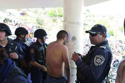 Aseguran. Alrededor de 170 policías estatales y municipales rescataron a dos presuntos plagiarios retenidos por pobladores. 