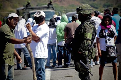 Retén. Un grupo de pobladores de La Mira, que se dicen las verdaderas autodefensas, colocó retenes para impedir el paso de las policías comunitarias; manifiestan que son los ciudadanos de las poblaciones de este municipio quienes deben velar por su propia seguridad.