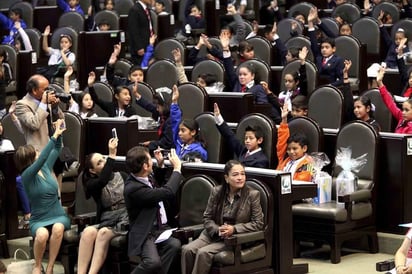 Niños que representaron cada uno de los distritos en los que se divide el país, trabajaron como legisladores para proponer temas a los diputados federales que pudieran ser reformas.  (El Universal)