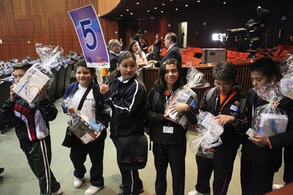 Entusiastas. Los niños que participaron en el Noveno Parlamento Infantil, recibieron ayer viernes una Tablet de regalo.