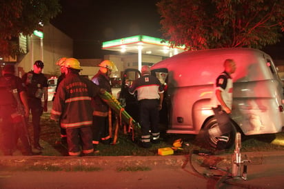 Accidente. Cruz Roja apoyó a los lesionados. 