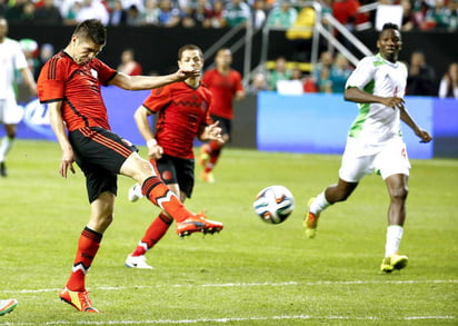 Peralta aseguró que el Tri se vio bien en ambas mitades del cotejo, pese a que el gol nuca pudo llegar par la Selección Mexicana. (EFE) 