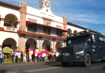 En un comunicado emitido por la Comisión para la Seguridad y el Desarrollo Integral de Michoacán, se informó que durante una reunión con autodefensas encabezadas por Estanislao Beltrán, Hipólito Mora y José Manuel Mireles, se deslindaron de lo ocurrido en Apatzingán. (Archivo)