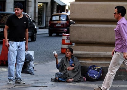 Discriminación hacia la mujer. Escena típica en las calles de cualquier ciudad de México. 