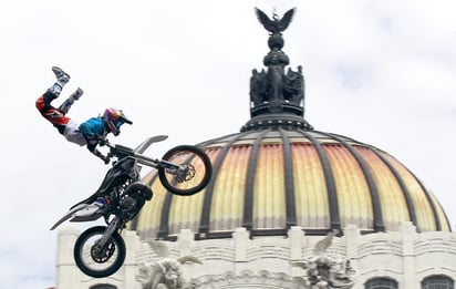 Los tres pilotos ofrecieron una pequeña muestra de adrenalina a familias que disfrutaron de un paseo dominical en las inmediaciones de la Alameda. (Notimex)