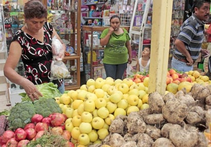 Agricultura. Mientras que al productor de manzana le pagan tres pesos por kilo, al público le cuesta más de cuarenta pesos. 