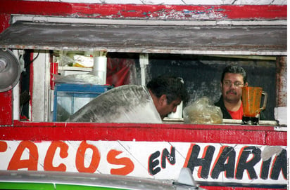 Se defiende. Tras el percance, el hombre siguió atendiendo