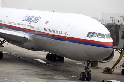 Investigadores estadounidenses indicaron al diario The Wall Street Journal que, según los datos enviados automáticamente desde el motor del Boeing 777-200 al fabricante Rolls-Royce, el MH370 pudo haber seguido volando unas cuatro horas. (Archivo) 
