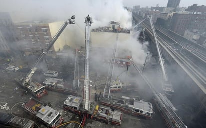 Las mexicanas Rosaura Barrios, de 43 años, y su hija Rosaura Hernández, de 22, se encontraban en uno de los edificios del barrio de Harlem en Nueva York que fue derruido por la explosión ocasionada por una fuga de gas la mañana del 12 de marzo. (ARCHIVO)