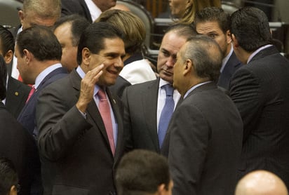 Diálogo. Silvano Aureoles, Luis Alberto Villarreal, Manlio Fabio Beltrones, dialogan durante la Sesión Ordinaria.