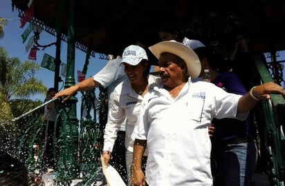 Paseo. El alcalde de Tanhuato, Gustavo Garibay García, quien fue asesinado hace días.