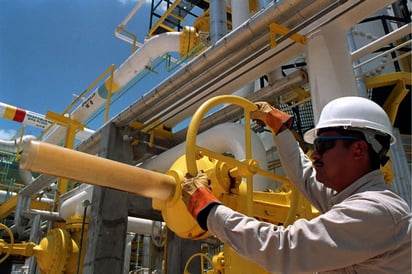 Refinería. Fotografía cedida por Pemex que muestra un trabajador en la refinería de Ciudad Pemex, en el estado de Tabasco. 