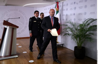 Conferencia. Al frente, Renato Sales Heredia, Coordinador Nacional Antisecuestro durante la charla que emitió ayer para hablar de la condición de las unidades.