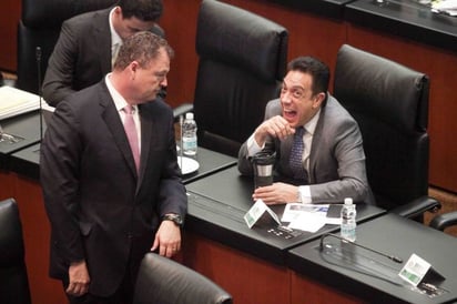 Senado. Los senadores del PRI, Ernesto Gándara Camou y Omar Fayad, durante la sesión de ayer jueves en la Cámara Alta. 