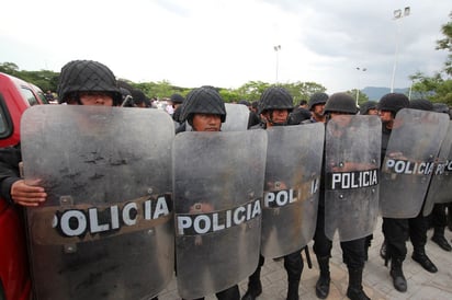 Resguardo. Elementos de la Policía Estatal resguardan instalaciones de la Secretaría de Seguridad. 