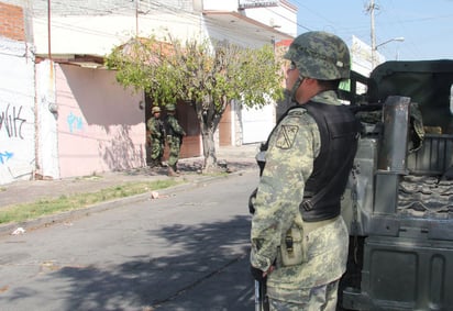 Militares. Efectivos del Ejército resguardando el domicilio de Dionisio Loya Plancarte.