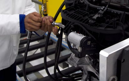 Producción.  En la  fotografía se muestra a un trabajador en una planta automotriz ubicada en la Ciudad de México, que realiza algunas instalaciones de piezas.