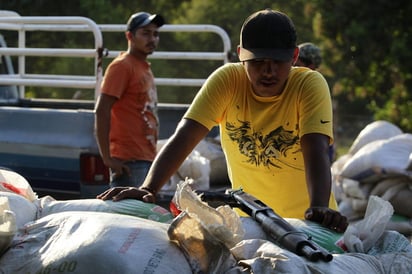 Autodefensas. Imagen de un integrante de las autodefensas que hace guardia en el municipio de Apatzingán.