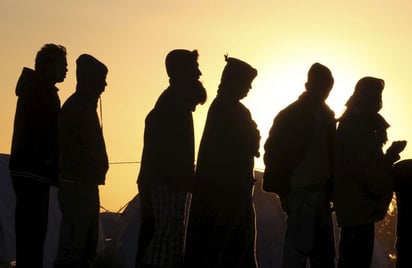 Migrantes. Refugiados se forman para recibir la comida, en un campamento montado cerca del paso fronterizo de Sáric, Sonora.