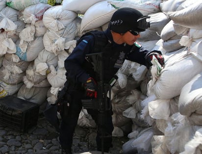 Resguardo. Un policía federal se encuentra al interior de una barricada. 