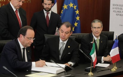 Llegada. El presidente de Francia, François Hollande (izq.), en su visita a la Cámara de Senadores.