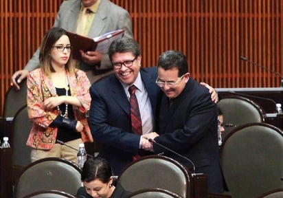 Pleno. Los legisladores, Ricardo Monreal de Movimiento Ciudadano y Francisco Arroyo del PRI, durante sesión en la Cámara.