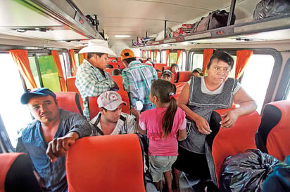 Poblados. Miles de indígenas dejan cada año sus poblados y viajan al norte del país, donde son enganchados para trabajar durante nueve meses, sin contrato, en campos de cultivo.