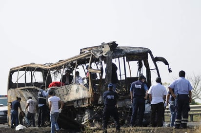 El accidente vehicular ocurrió en el kilómetro 134+950 de la carretera Cosamaloapan-Acayucan, a la altura del municipio de Isla. (EFE) 
