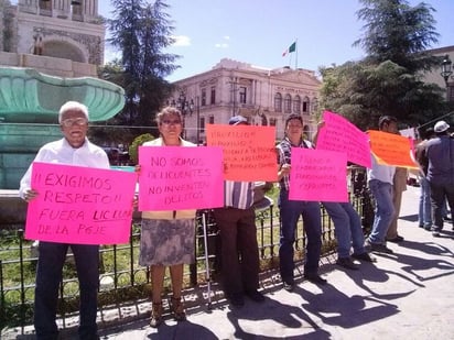 Inconformes. La manifestación pacífica inició alrededor de las 11:00 horas afuera del Palacio de Gobierno.