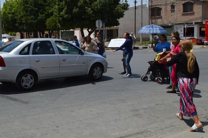 Conflicto. Conductores trataron de romper el bloqueo de los vecinos de la Carmen Romano.