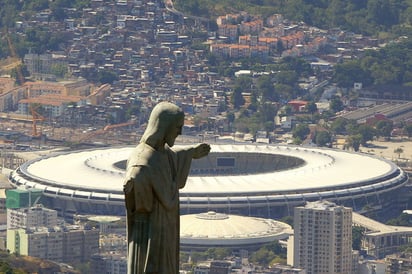 Vista aérea de dos símbolos de la ciudad de Río de Janeiro, Brasil, el Cristo Redentor y el estadio Maracaná de fondo, el cual será la sede de la final del Mundial de Futbol Brasil 2014. 