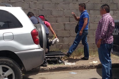 Hallazgo. El cadáver estaba en la cajuela de una camioneta Rav-4 en la colonia Nueva Laguna Norte; estaba atado de pies y manos y tenía torniquete en el cuello.