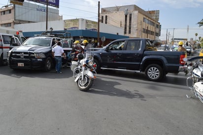 Choque. Una patrulla de la PEA provocó una colisión con una camioneta Volkswagen tipo Amarok de color negro, en el bulevar Revolución. 