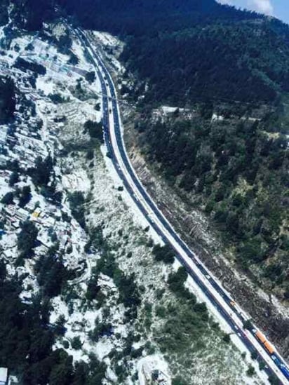 El mandatario mexiquense señaló en su cuenta de Twitter que aún había por la mañana granizo en la zona, pero que ya se apreciaba una mayor circulación. (Especial)