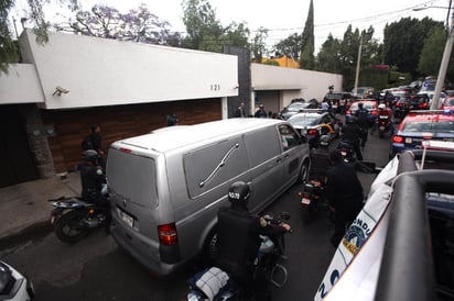 El vehículo había ingresado media hora antes a la vivienda, en el sur de la capital mexicana. No hay una confirmación plena de que la camioneta fúnebre, de color gris, esté transportando los restos del Premio Nobel de Literatura 1982. (EFE)