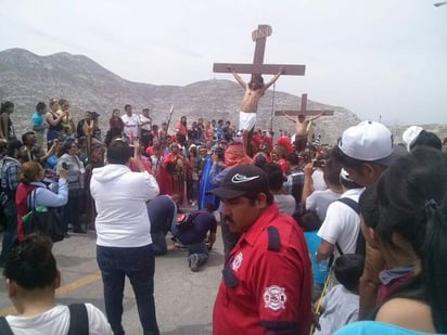 Esta es la edición número 33 del Viacrucis en el Cerro de las Noas, y este año registró una mayor afluencia que en tiempos anteriores cuando la crisis de seguridad afectó al sector poniente. (EL SIGLO DE TORREÓN)