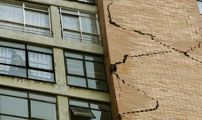 En la colonia Doctores reportaron que cinco edificios resultaron muy dañados y con grietas. (EFE)