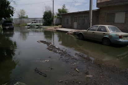 Queja. Vecinos de la colonia Magdalenas se quejan contra el Simas porque no les arreglan la fuga.