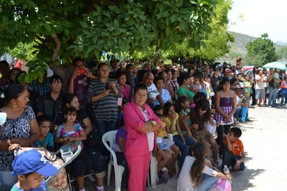 Asisten. Más de mil lerdenses estuvieron presentes en la edición vigésimo séptima del Viacrucis.