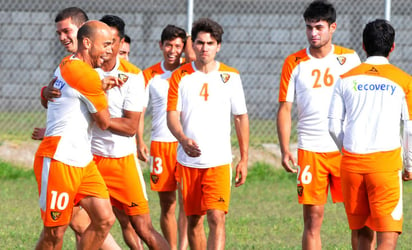 Los jugadores de Jaguares de Chiapas entrenaron ayer en unos campos cercanos al Territorio Santos Modelo. (Fotografías de Jesús Galindo)