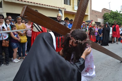 Sufrimiento. Miles de lerdenses presenciaron la pasión y muerte de Jesús con el Viacrucis. 