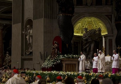 Poco antes de las 20:30 horas locales (18:30 GMT), el líder católico, enfundado en una casulla color blanco, llegó hasta el atrio del templo, donde realizó el rito de la bendición del “fuego nuevo” y la preparación del cirio pascual. (AP)