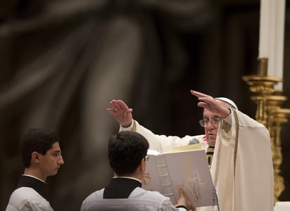 El papa Francisco, durante su homilía, invitó a los fieles a llevar 'el fuego' de Cristo a todos los extremos de la Tierra. (AP)