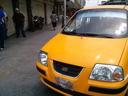 Choque. Pasajero de un taxi no se fijó al abrir la puerta y provocó un accidente.