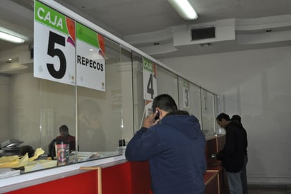 Recaudación. Acuden lerdenses a pagar refrendo vehicular, aprovecharon los descuentos de este año.