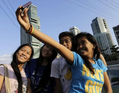 Pero en el Día de la Tierra la agencia quería generar una imagen distinta, una colección de autorretratos, conocidos en inglés como 'selfies', para crear un mosaico único de la gente que habita nuestro planeta. (ARCHIVO)