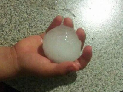 Las bolas de granizo alcanzaron el tamaño de una pelota de golf. (Tomada de Twitter) 