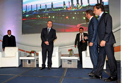 ExpoForo. El secretario de Energía, Pedro Joaquín Coldwell (izq.),  durante ExpoForo Pemex 2014, en el Centro Banamex, donde se habló de los niveles de producción de crudo en México.