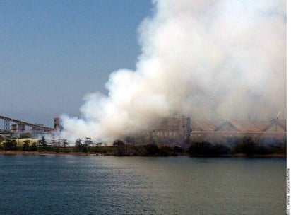 Evacuan. Un incendio en el patio trasero de la empresa Fertinal por la quema de residuos de azufre provocó la evacuación de escuelas.